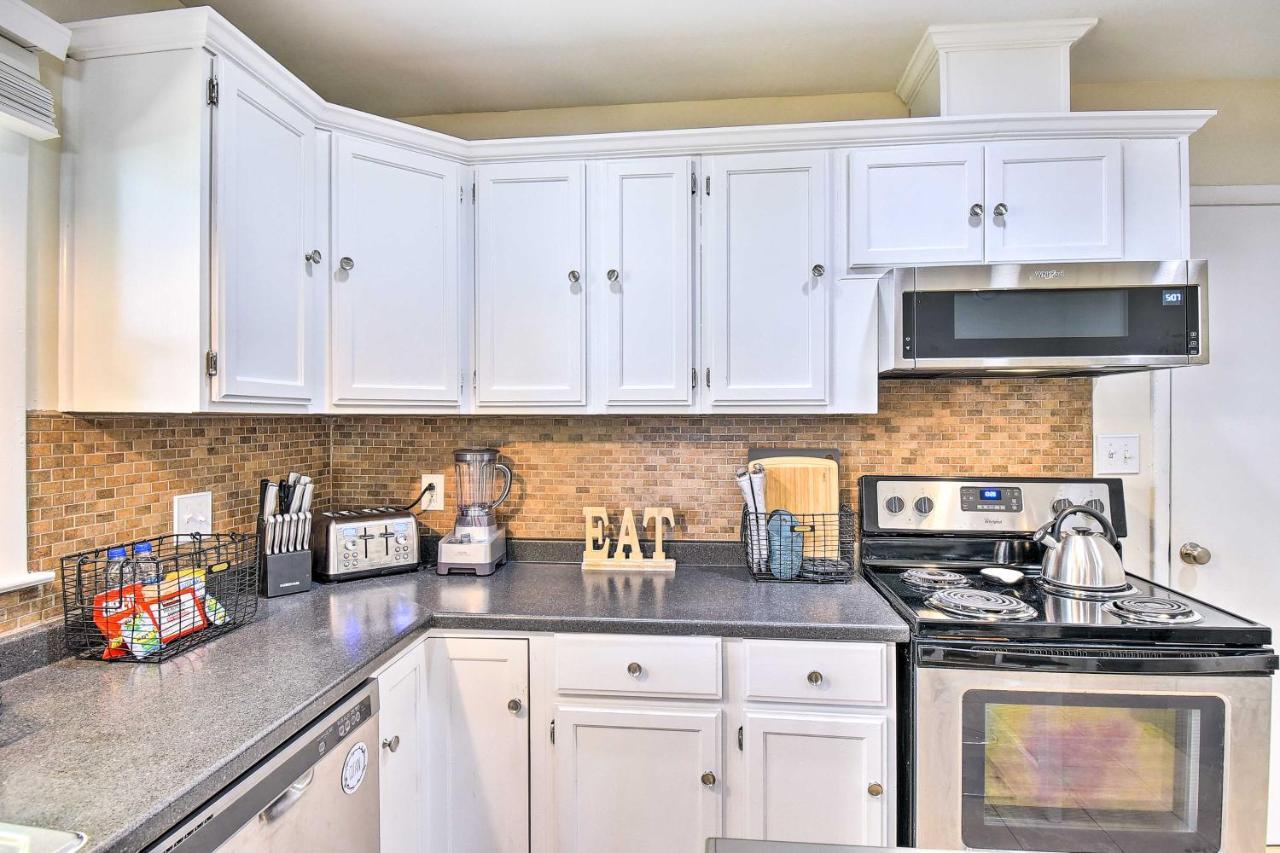 Charming Hampton Home With Yard 2 Mi To Beach! Екстер'єр фото